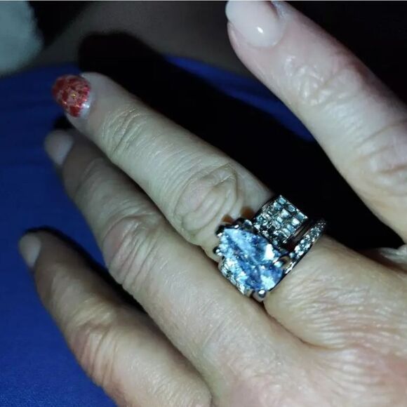 Silver Elegant  Diamond Wedding  Ring Sz 9 - Picture 2 of 8